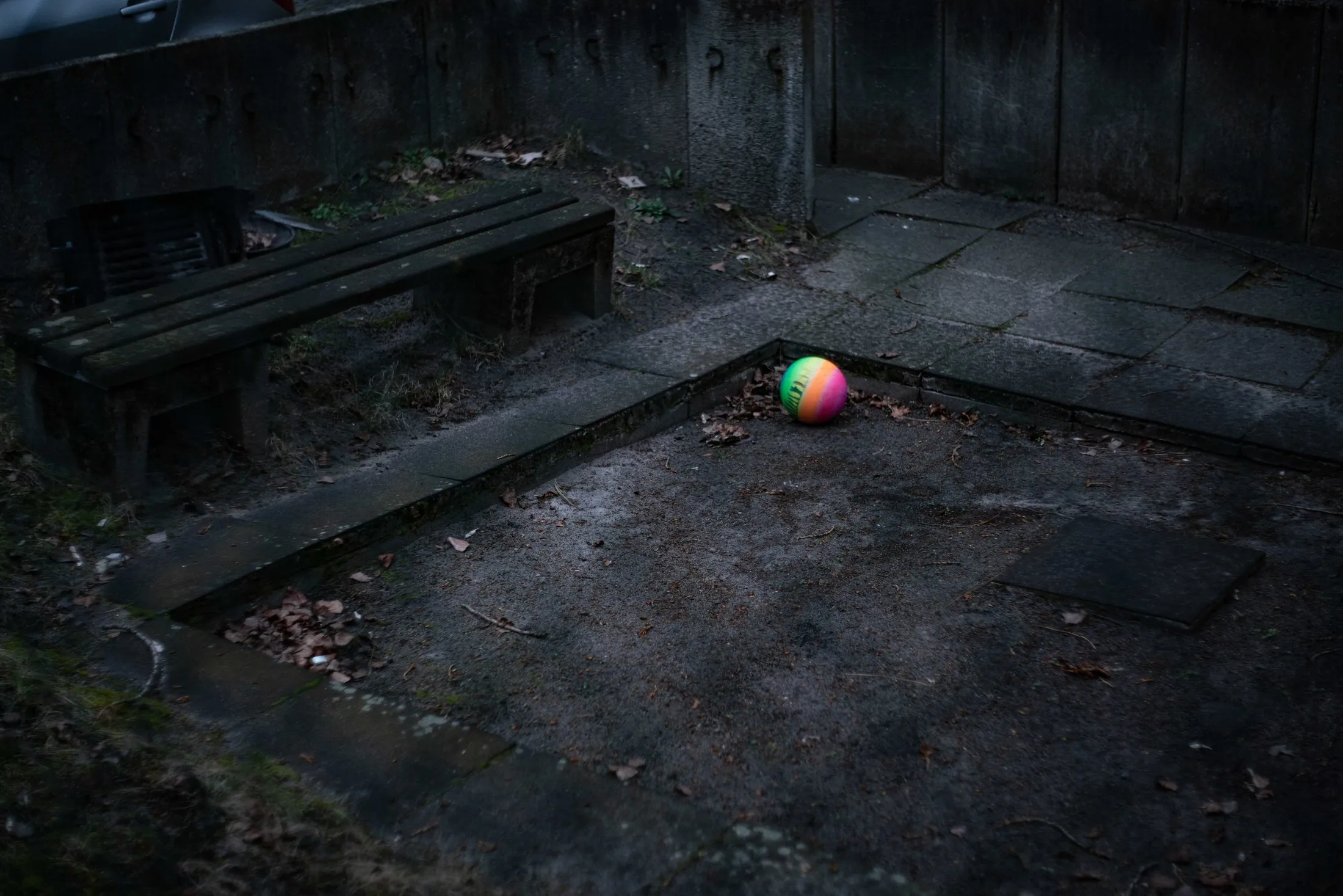 Ball im Hinterhof