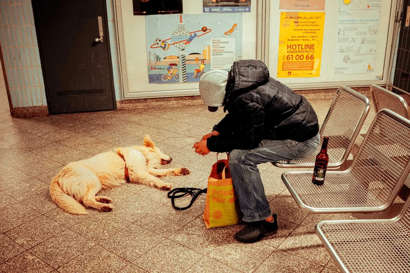 Mann mit Hund am Bahnhof