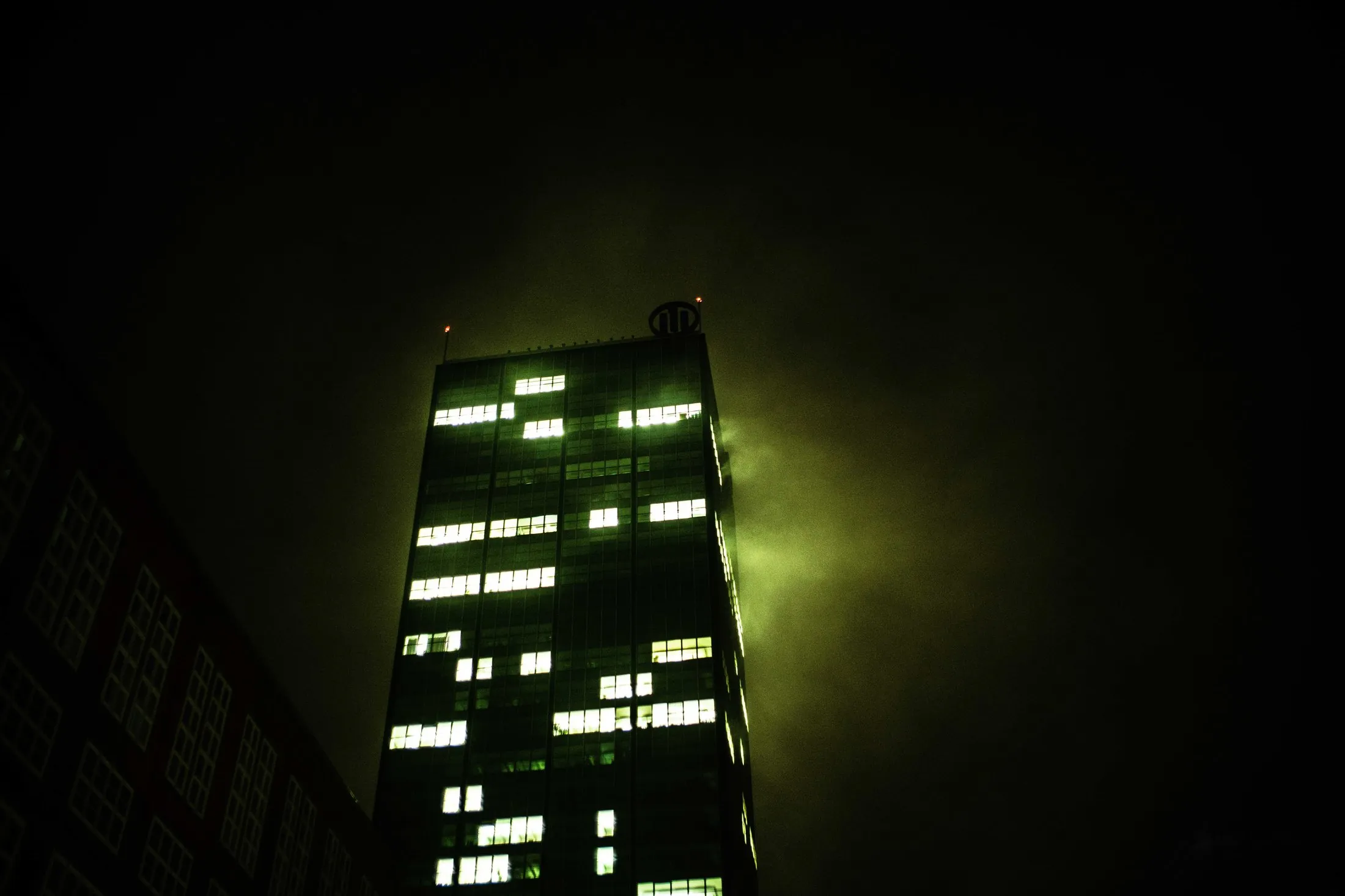 Hochhaus im Nebel